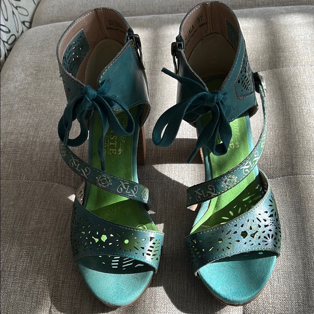 Snazzy Green Sandals with Strappy Design and Medium Heels